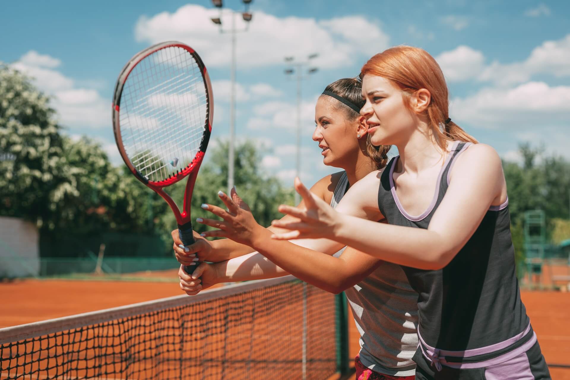 Jucătoare de tenis la fileu