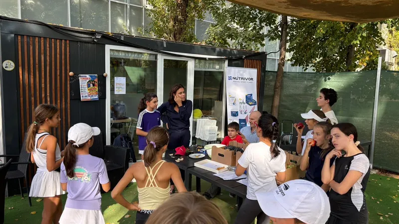 Pauză cu fructe la masa clubului, între meciuri