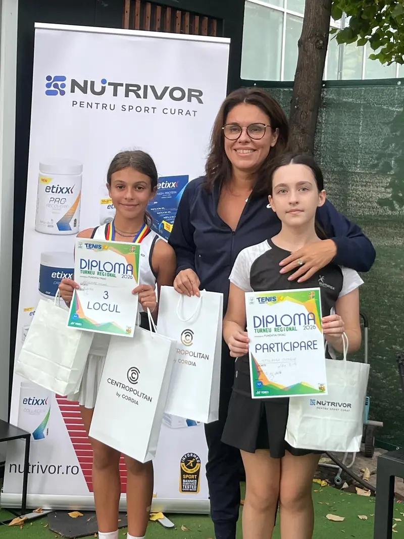 Două jucătoare cu diplomele de turneu regional Tenis10: locul 3 și participare